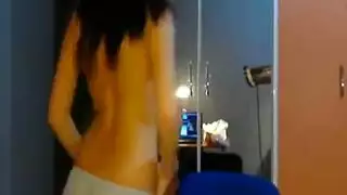 رجال ناضجون يعطون اختراق مزدوج خشن لعاهرات شابات ضيقة