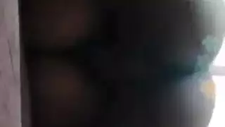 عمل مكتبي صريح: سمراء هاوية تبلع قضيب رئيسها الكبير بعمق