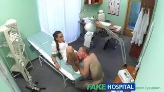 فحص طبي صارم مع فتيات مجهولات