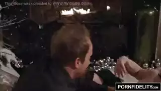 الجنس في منتصف الليل مع امرأة سمراء مع الثدي الكمال ويريد الحيوانات المنوية في كس