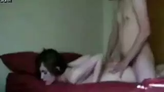 مراهقون يتناوبون على النشوة الجنسية في بيت فارغ