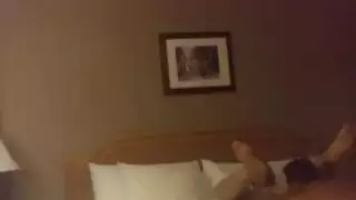 جنس علني في الفندق: بدروم السلم، الردهة، والمسبح