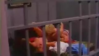 منحنية ومثبتة على الحائط