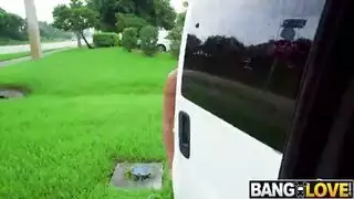 مراهقة لاتينية تتعرض للضرب من قضيب أسود كبير في السيارة