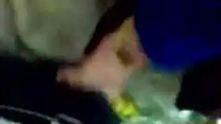 فتاة تخرج صدرها في الطائرة