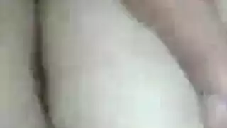 يمارس الجنس معها بقوة ثم يقذف على فرجها تحت البنطال