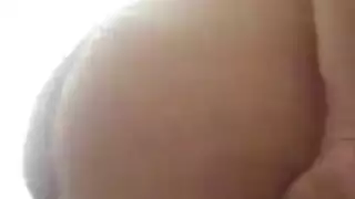 جلسة جنس في السيارة: زوجة ممتلئة تمص قضيبًا قاسيًا وزوجها يعلق على المشهد