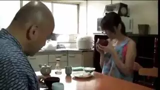 فيلم للكبار ياباني: قضيب خبير يمدد فتحة مبللة