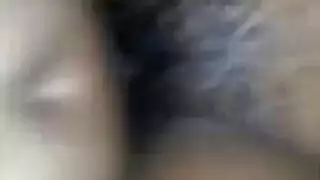 لا تراجع: الفتاة السمراء تتعمق في المص وتُثقب