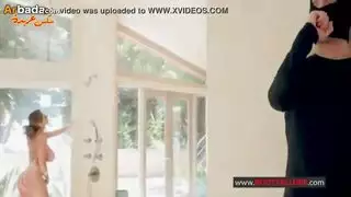 متسلل يأخذ ربة المنزل لجنس سطو إباحي قاسي