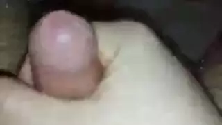 مراهقة لاتينية تأخذ قضيبًا كبيرًا أثناء الركوع