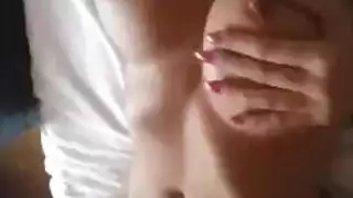 يلعب الأطفال المثيرون بشريط لاصق ويلعبون مع بعضهم البعض طوال اليوم