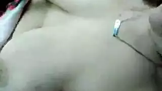 فتاة حارة بفرج ضيق حلو وحلمات طويلة تمارس العادة السرية بدمية كبيرة