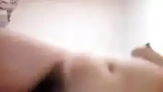 منقبة مطلقة ساخنة للغاية تتعرى قدام الكام و تعرض احلى مفاتن بزاز و صدر حليب