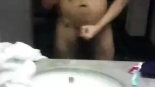 الرجل الموشوم لا يصدق أن المراهقين يمارسون الجنس في شوارعه