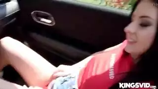 شقراء مومس تبلع زب بعمق في المقعد الخلفي ثم تنكح بقوة مقابل أجر