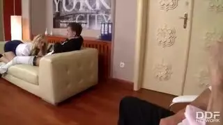 اجتماع عمل يتحول إلى أوضة جنسية مع سكرتيرة مستعدة