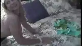 إباحية عائلية مزيفة: أم مغرية تأخذ مضاجعة قاسية من رجل أصغر