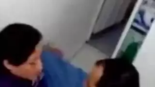 جنس سريع في المكتب: تُثنى على خزانة الملفات للجماع