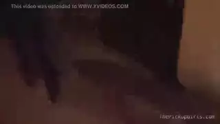 فتاة سمراء صغيرة تخدم الزب ثم تأخذه في مركز شرجها الضيق