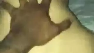 فتاة بيضاء تستسلم لقضيب أسود كبير على بلاط المطبخ