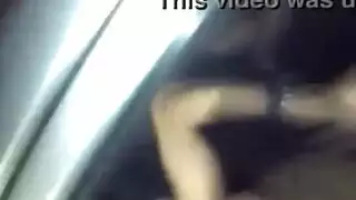 عاهرة مراهقة تخدم قضيبًا منتفخًا بفمها الماهر