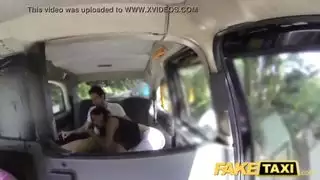لاتينا ساخنة تأخذ قضيب سائق التاكسي من الخلف في جولة عنيفة