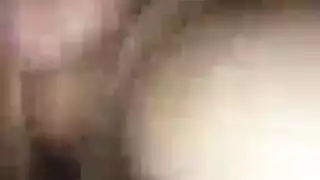 امرأة سمراء عارية تتميز بممارسة الجنس بالبخار بينما كان صديقها في طريقه إلى المنزل