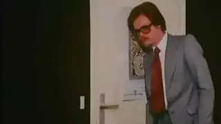 كلاسيك إيطالي سكس: سكرتيرة عاهرة تتعرض لنيك قوي من مديرها