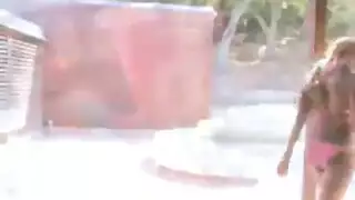 علاقة جنسية جماعية صريحة: نساء متعددة تمارس الجنس في علاقة جماعية