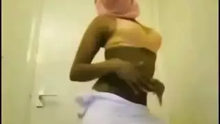 من العفيفة إلى الفاجرة: فيلم إباحي لتعري حجاب صومالية