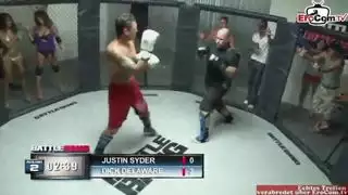 جماع جماعي في نادي الملاكمة: تركية نحيلة سمراء تبتلع كل السائل المنوي