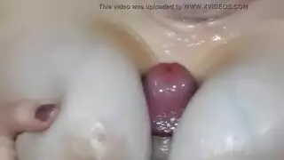 ميلف مخدرة تمص قضيبًا بعمق، تأخذ شرج مدهون، تبلع السائل، وتطلب المزيد من المني على مؤخرتها السمينة