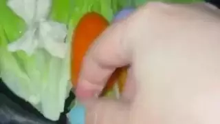 بداية فتاة مراهقة مبللة: إباحية هواة مع جانب من لعب الطعام