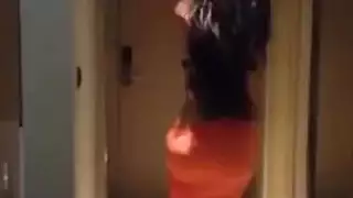 راقصة بطن غريبة تأخذ قضيبًا كبيرًا في مهبلها