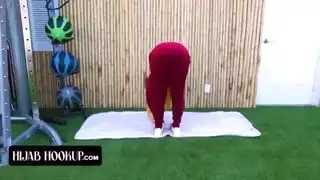 من الحجاب إلى الجنس الصريح: فتاة عربية تُعمل على فرجها الضيق وتُملأ بالسائل المنوي