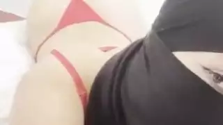 نجمة إباحية محجبة ذات مؤخرة مستديرة كبيرة تثير العدسة