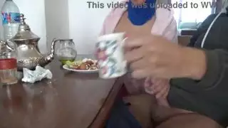 زوجة الأب الإباحية القوية تستمني لابن زوجها على طاولة الإفطار