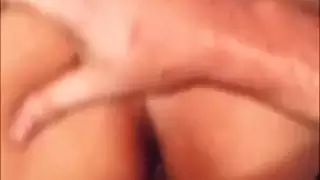 ذكر عربي بزبير كبير يدخل كسًا منقوعًا في مشهد سلاسل مكثف