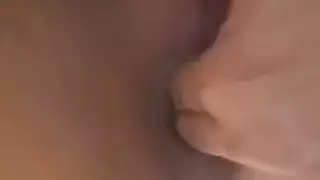 مشهد إباحي: فتى خاضع يستسلم لفحول عرب