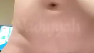 عاهرة عربية تعرض كسها المشعر الضيق وثدييها الضخمين في فيلم إباحي