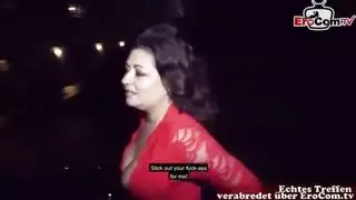 امرأة عربية ممتلئة تُقنع بركوب قضيب والأنين بصوت عالٍ على الشريط