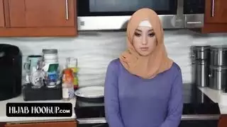 مشهد إباحي: فتاة عربية ترتدي النقاب تمص وتضاجع قضيبًا ضخمًا