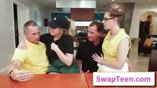 ساقا زوي مونرو الشبكيتان تُفتحان لغانغبانغ أسود قاسٍ