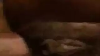 فتاة سمراء تتعامل مع آلة جنس قاسية