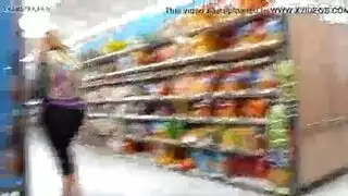 شقراء حارة تمارس الجنس الوجهي بقضيبين في وقت واحد