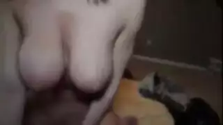 حبيبة معدمة مقيدة وتُمارس الجنس بعمق من سيد أصلع