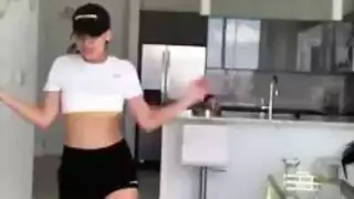 الشقراء الجميلة تحتاج إلى قذف متعدد يوميًا