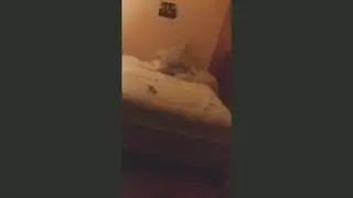 جنس صريح بالفندق: شقراء تأخذ قضيبًا ضخمًا في حلقها