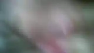 شقراء وقحة تتعرى وتتوسل لتلقي السائل المنوي على ركبتيها